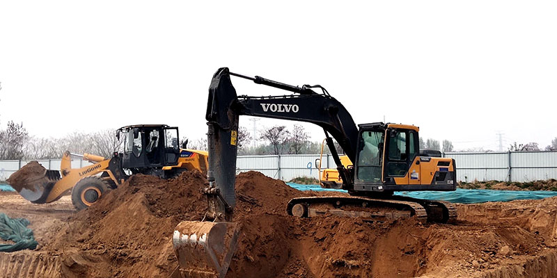 尊龙集团工业园项目施工挖地基