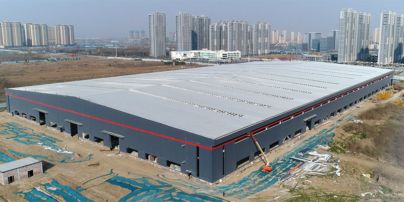 尊龙集团钢结构厂房外墙施工进度跟进