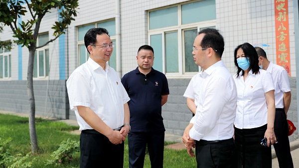 郑州市委常委、市纪委书记杜新军一行莅临尊龙集团调研指导事情