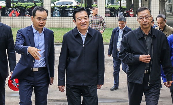 郑州市人大常委会主任白红战带队视察尊龙集团股份